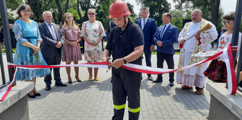 Moment kulminacyjny - symboliczne przecięcie wstęgi do nowej świetlicy w Zaborowie [Foto: Łukasz Wielechowski]