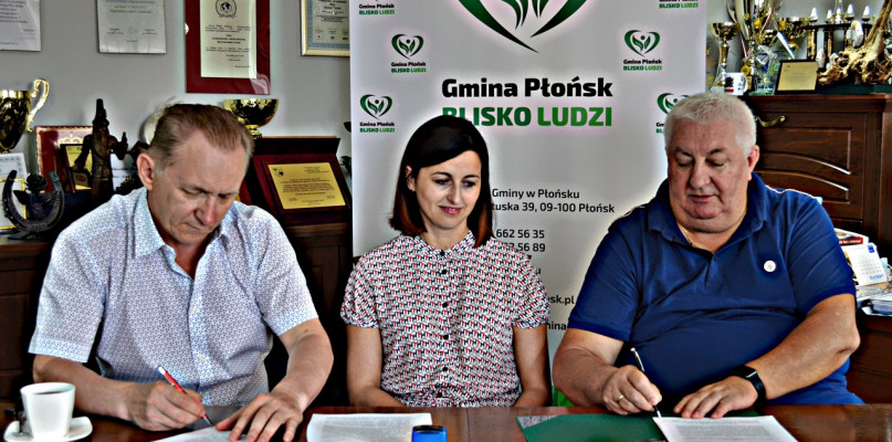 Od lewej: Adam Nowakowski z firmy Wapnopol, skarbnik gminna Agnieszka Wrońska i wójt Aleksander Jarosławski [Foto: zbiory urzędu]