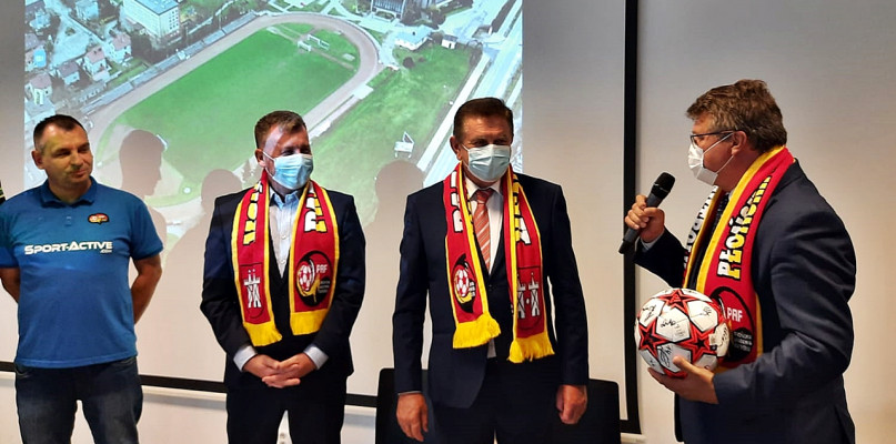 Podczas poniedziałkowego spotkania w Płońsku, na którym przekazano informację o rządowym dofinansowaniu na budowę stadionu. Od lewej: Szymon Pająk, kierownik PAF Płońsk, wicestarosta Krzysztof Wrzesiński, burmistrz Andrzej Pietrasik i Maciej Wąsik, poseł naszego okręgu wyborczego [Foto: Łukasz Wielechowski]