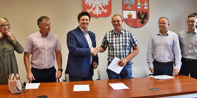 Podczas podpisania umowy obecni byli - od lewej: Barbara Wdowiak, członek Zarządu Powiatu,  wicestarosta Krzysztof Wrzesiński, Artur Adamski, członek Zarządu Powiatu, wykonawca - przedstawiciel firmy Hydro-Tech Adam Kowalski, dyrektor Powiatowego Zarządu Dróg w Płońsku Marcin Piechocki, oraz kolejny członek powiatowego Zarządu Robert Adamski [Foto: zbiory urzędowe]