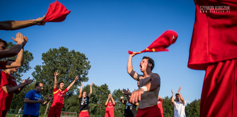 Wybuch radości ekipy PAF-u po sięgnięciu po główne trofeum Klubowych Mistrzostw Powiatu Płońskiego [Foto: Szymon Kirczuk]