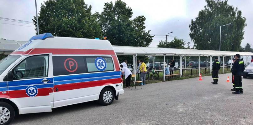 Wójt gminy Nowe Miasto Sławomir Zalewski oraz strażacy z OSP Latonice informują o kolejnym terminie szczepień przeciwko koronawirusowi [Foto: zbiory urzędowe]