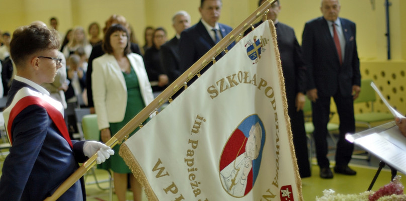 W uroczystościach, oprócz społeczności szkolnej, brali również udział przedstawieciele władz miejskich, duchowieństwa i kuratorium oświaty [Foto: Dawid Turowiecki]