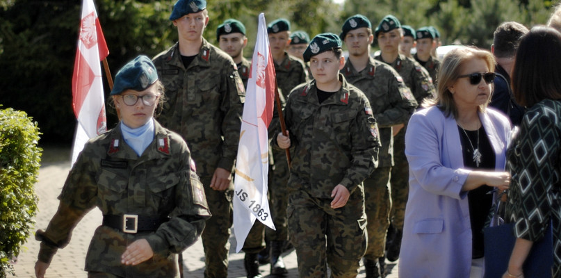 Każdego roku mieszkańcy naszego miasta, okolicznych gmin i powiatu, przy asyście grup mundurowych, oddają cześć bohaterskim żołnierzom roku 1920, którzy walczyli m.in. na arcelińskiej ziemi [Foto: Łukasz Wielechowski]