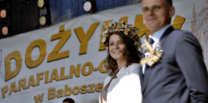 Starostowie dożynkowi przekazali na ręce gospodarza dożynek chleb, którym częstowano przybyłych na uroczystości gości [Foto: D.T.]