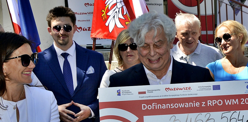 Liliana Kraśniewska z prawej podczas przekazania przez marszałka woj. maz. dotacji na remont budynku E szpitala. Starosta Elżbieta Wiśniewska (z lewej) podkreslała, że Kraśniewska pomogła w przygotowaniu wniosku o dofinansowanie na modernizację 'rehabilitacji'. Na pierwszym planie dr. Witold Achciński, p.o. dyrektora SPZ ZOZ w Płońsku [Foto: Redakcja/Archiwum]