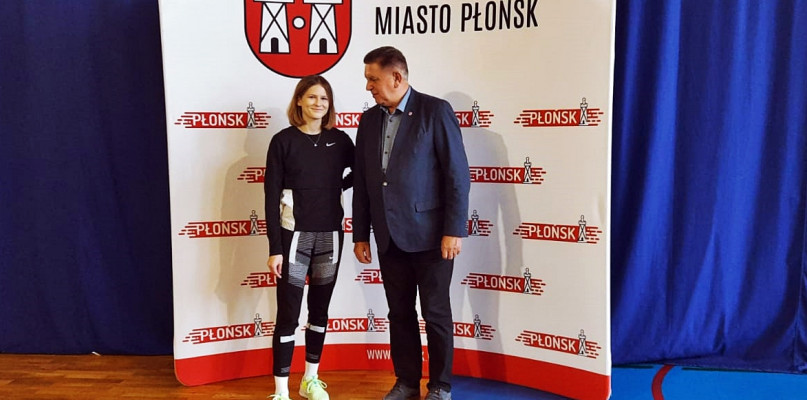 Gość piątkowego spotkania z wychowankami płońskich szkół - Pia Skrzyszowska z gospodarzem miasta - burmistrzem Andrzejem Pietrasikiem [Foto: Łukasz Wielechowski]