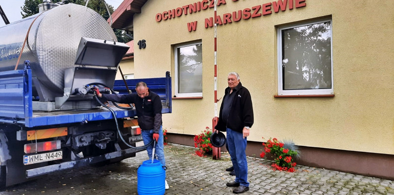Mieszkańcy gminy Naruszewo zaopatrują się w wodę po wydaniu w piątek komunikatu płońskiego sanepidu o  o braku przydatności wody do spożycia przez ludzi z wodociągu publicznego w Naruszewie [Foto: Łukasz Wielechowski]