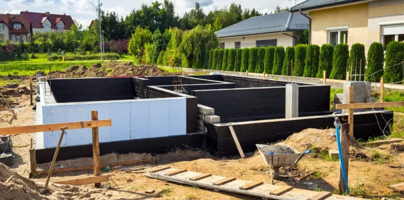 Dom do 70 mkw. bez pozwolenia? Projekt ustawy skierowany do sejmu. Komentarz z pło