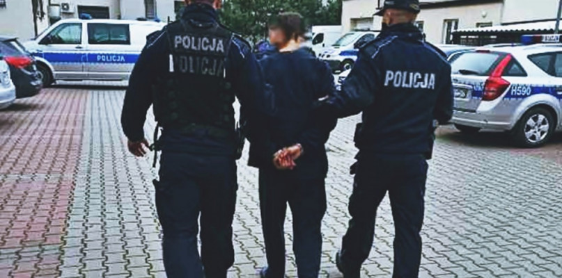 Na zdjęciu prowadzony przez policjantów 24-letni wówczas Damian J., któremu przedstawiono zarzut zabójstwa. Młodemu mężczyźnie grozi dożywocie [Foto: KPP Płońsk/Archiwum]