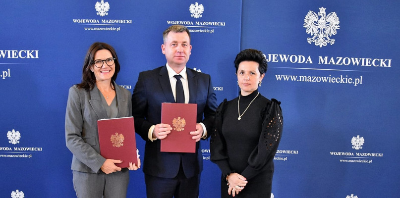7 października w Mazowieckim Urzędzie Wojewódzkim starosta Elżbieta Wiśniewska wraz z wicestarostą Krzysztofem Wrzesińskim oraz skarbnikiem Anettą Klimkiewicz podpisali dwie umowy z Sylwestrem Dąbrowskim - wicewojewodą mazowieckim - o dofinansowanie ze środków Rządowego Funduszu Rozwoju Dróg inwestycji modernizacji lokalnych dróg [Foto: zbiory starostwa] 