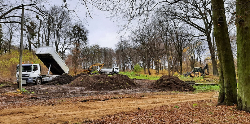 Rozpoczęła się rewitalizacja zabytkowego, podworskiego parku w Kroczewie wraz z kompleksem stawów [Fot. Łukasz Wielechowski] 