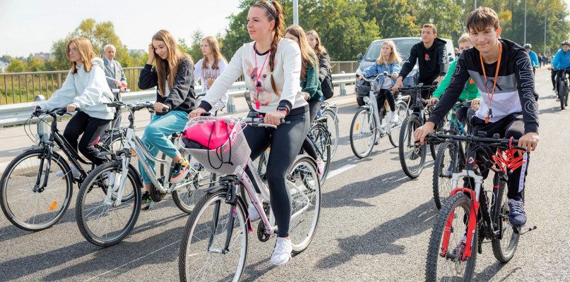 Zdjęcie z oficjalnego otwarcia obwodnicy zachodniej Płońska, kiedy pierwsi rowerzyści ruszyli w drogę [Fot. Urząd Miasta w Płońsku] 