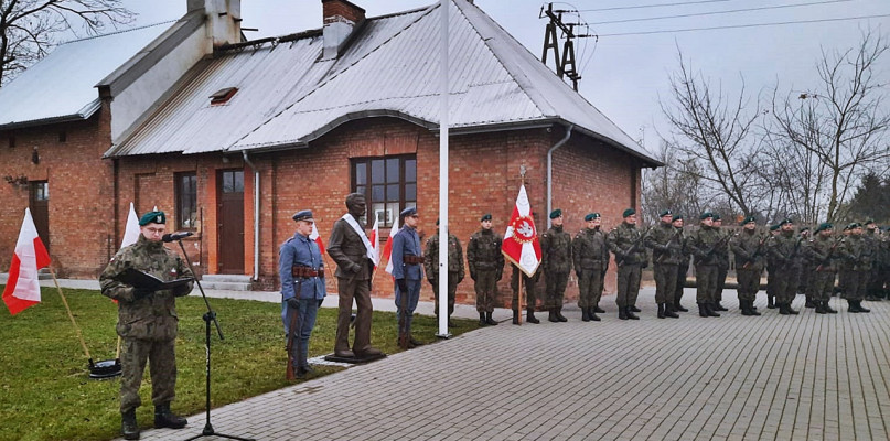 Piątkowe uroczystości przy siedzibie płońskich Strzelców [Fot. Łukasz Wielechowski]