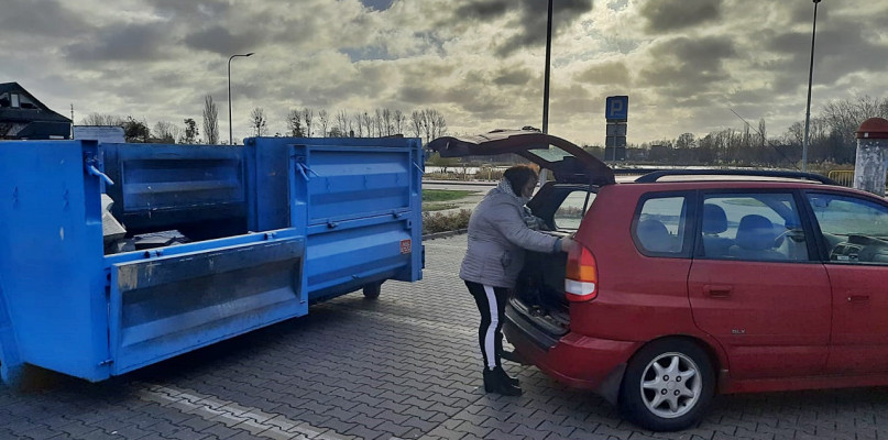 Kontenery ustawione przy parkingu przy urzędzie miejskim i targowisku Manhattan elektroodpadami wypełniły się już od pierwszych minut akcji [ Fot. Łukasz Wielechowski]