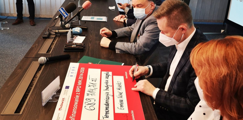 Podpis na symboliczny czeku skład wójt Sławomir Zalewski [Fot. z funduszedlamazowsza.eu/OZ Ciechanów]