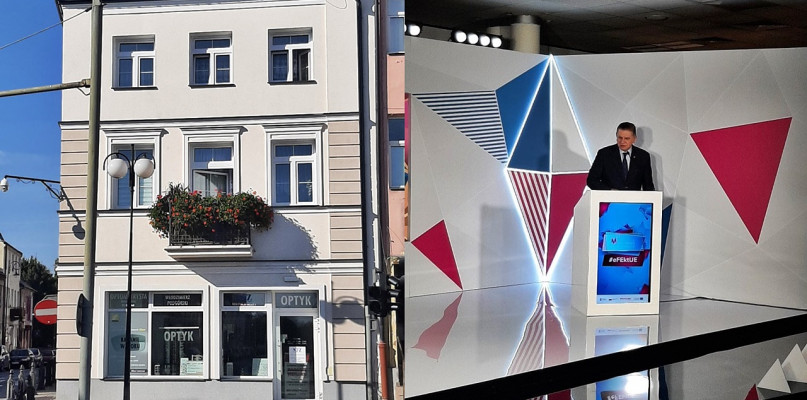 Odnowiona płońska kamienica przy ulicy Płockiej 2, poniżej budynek przy Grunwaldzkiej 2. Na zdjęciu obok burmistrz Płońska podczas Forum Rozwoju Mazowsza [fot. zbiory urzędowe]