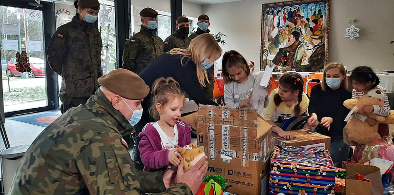 Dziś małych podopiecznych Zakładu Opiekuńczo-Leczniczego w Kraszewie Czubakach odwiedzili z prezentami żołnierze Wojsk Obrony Terytorialnej [Fot.: Łukasz Wielechowski]