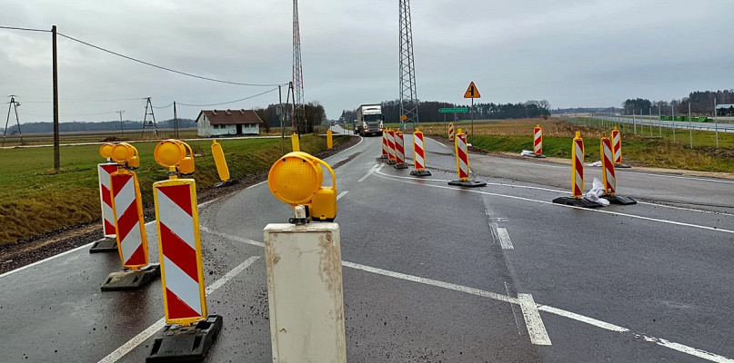 Inwestor oraz płońska policja są zdania, że oznakowanie w miejscu, gdzie niektórzy kierowcy zjeżdżają nie na 'swój' pas, jest prawidłowe [Fot.: Łukasz Wielechowski]
