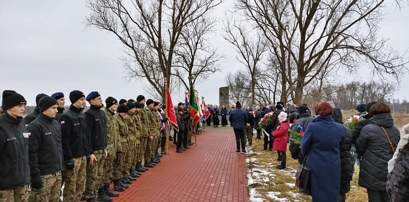 Od tamtego dnia minęło 77 lat. I choć przez ten czas udało się dotrzeć do wielu świadków oraz dokumentów, wiedza o zbrodni na Piaskach i jej ofiarach nadal nie jest pełna. Nie wiemy, czy kiedykolwiek uda się w pełni odtworzyć tamte tragiczne wydarzenia, nie wiemy też czy zdołamy zidentyfikować wszystkie zamordowane osoby. Z upływem czasu szanse na to niestety maleją - usłyszeliśmy dziś pod obeliskiem upamiętniającym dramatyczne zdarzenia ze stycznia '45 [Fot. Ł.W.] 