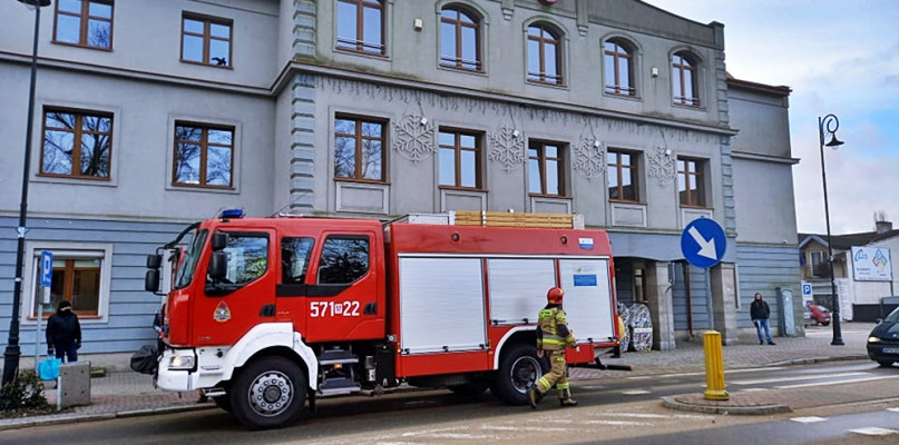 Mimo wskazać koordynatora CBŚP o zaniechaniu ewakuacji, administrator budynku na wszelki wypadek podjął decyzję o opuszczeniu siedziby starostwa przez pracowników na czas działań kontrolnych strażaków [Fot.: zbiory starostwa]