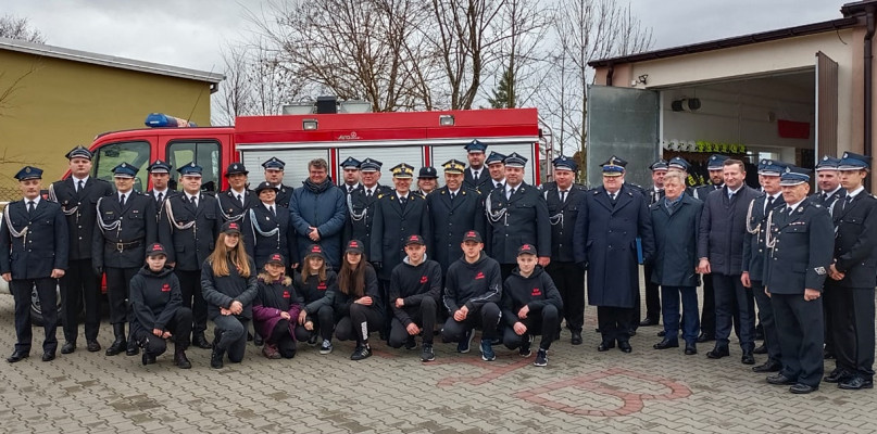 W Kołozębiu przekazano dziś pierwszym strażakom Ochotniczej Straży Pożarnej w Polsce dodatki do emerytury [Fot.: Łukasz Wielechowski]