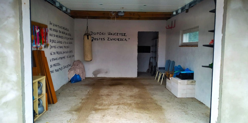 Brawo! Chce z garażu zrobić dom dla uchodźców! Kto pomoże?