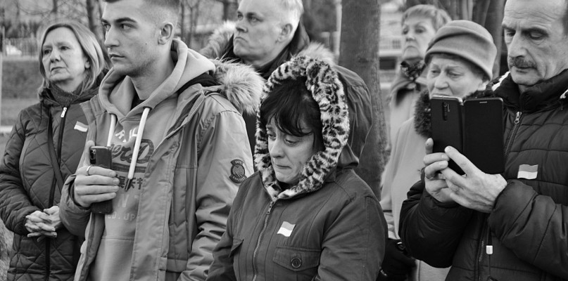 Sobotnie popołudnie w płońskim Parku 600-lecia. Wzruszenie, smutek, łzy... [Fot.: Dawid Turowiecki] 