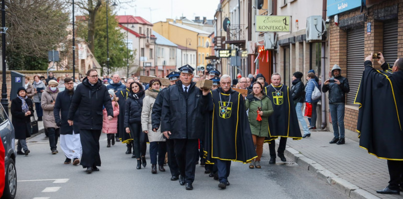 Drogę krzyżową odprawiano w piątek na płońskich ulicach [fot.: Łukasz Fabczak]