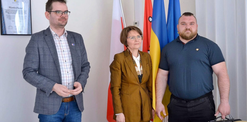 Podczas spotkania z wicemistrzem Polski w siłowaniu na rękę. Od lewej: Filip Przedpełski, rzecznik prasowy naszego magistratu, wiceburmistrz Teresa Kozera i Adrian Olszewski [fot.: zbiory urzędowe]