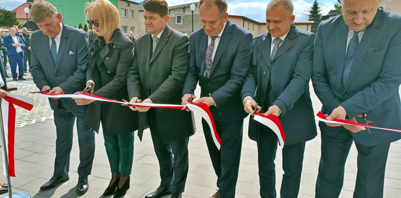 Symboliczne przecięcie wstęgi... [Fot.: Łukasz Wielechowski]