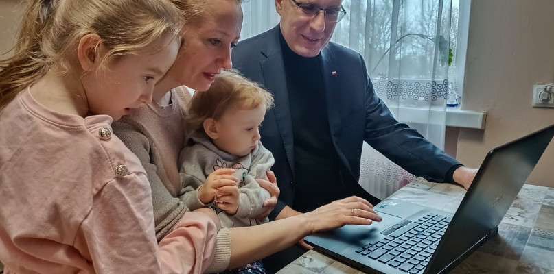 - Cieszę się, że możemy pomóc naszym gościom, którzy znaleźli bezpieczny dach nad głową u księdza Tadeusza Milczarskiego - mówi Maciej Małecki [fot.: Łukasz Wielechowski]