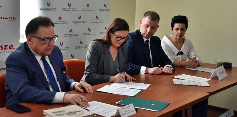 Z ramienia Powiatu Płońskiego umowę podpisali: starosta Elżbieta Wiśniewska, wicestarosta Krzysztof Wrzesiński oraz skarbnik Anetta Klimkiewicz [fot. zbiory starostwa]