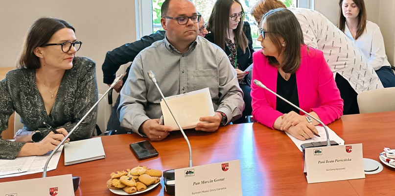 W poniedziałek w starostwie odbyło się spotkanie poświęcone kwestii tegorocznego problemu braku pracowników do zbiorów truskawek na terenie naszego powiatu, głównie w trzech gminach [fot.: Łukasz Wielechowski] 
