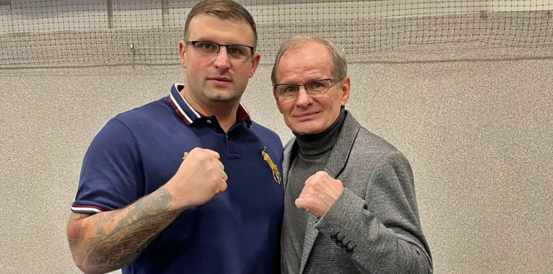 Marcin Brzeski i Bogdan Gajda podczas otwarcia sekcji bokserskiej Błękitnych Raciąż [fot.: D.Z.]