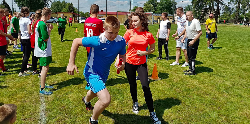 Jednym ze sportowych punktów piątkowego wydarzenia w Załuskach była sztafeta [fot.: Łukasz Wielechowski]