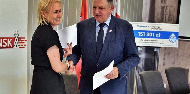 Dyrektor szpitala Lilianna Kraśniewska i burmistrz Andrzej Pietrasik uścisnęli sobie dłoń z okazji przekazania przez Miasto pieniędzy na rzecz SPZ ZOZ w Płońsku [fot.: zbiory UM Płońsk]