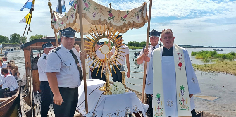 Czerwińska Procesja Eucharystyczna w Boże Ciało w wodną drogę ruszyła z przystani w Smoszewie [fot.: Łukasz Wielechowski]
