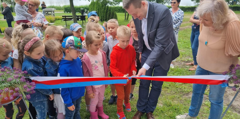 Symboliczne przecięcie wstęgi także z udziałem tych, którzy z placu będą korzystali na co dzień [fot.: zbiory urzędowe]
