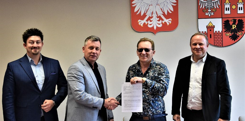 Przy podpisaniu umowy obecni byli: wicestarosta Krzysztof Wrzesiński, członek Zarządu Powiatu Płońskiego Artur Adamski, dyrektor PZD Marcin Piechocki i przedstawiciel wykonawcy - Adam Nowakowski [fot.: zbiory starostwa]