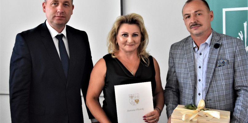 Beata i Janusz Zawadzcy z Komsina z wicestarostą Wrzesińskim [fot.: zbiory starostwa]