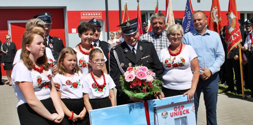 Jednostka Ochotniczej Straży Pożarnej w Uniecku w niedzielę zewsząd odbierała życzenia i gratulacje [fot.: Dawid Ziółkowski]