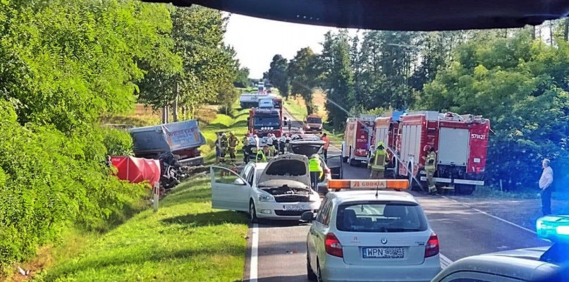 Z miejsca tragedii, w którym brały udział cztery pojazdy: dwa auta osobowe i dwie ciężarówki.  [fot.: OSP KSRG Radzymin]