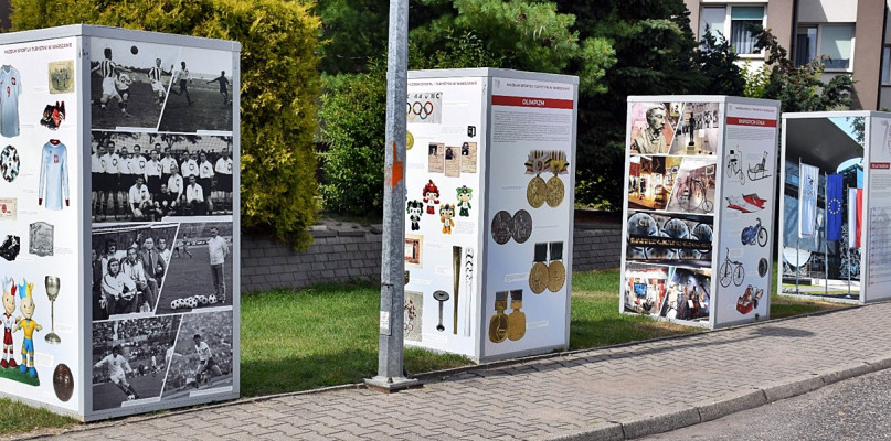 Plenerową wystawę można oglądać przed MCSiR w Płońsku [fot.: zbiory urzędowe]