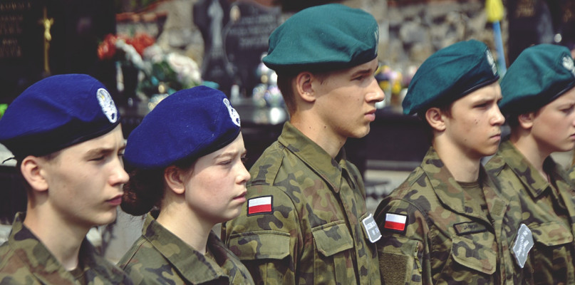 W świąteczny poniedziałek na parafialnym cmentarzu w Płońsku, przy grobie żołnierzy poległych w 1920 roku, dużo mówiono, w asyście klasy mundurowych, o bohaterach wojny polsko-bolszewickiej [fot.: RED] 