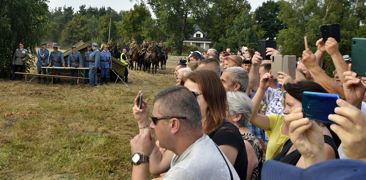 Sobotnia inscenizacja bitwy pod Arcelinem. Widzowie chcieli  uwiecznić to wydarzenia na swoich telefonach [fot.: D.T.] 
