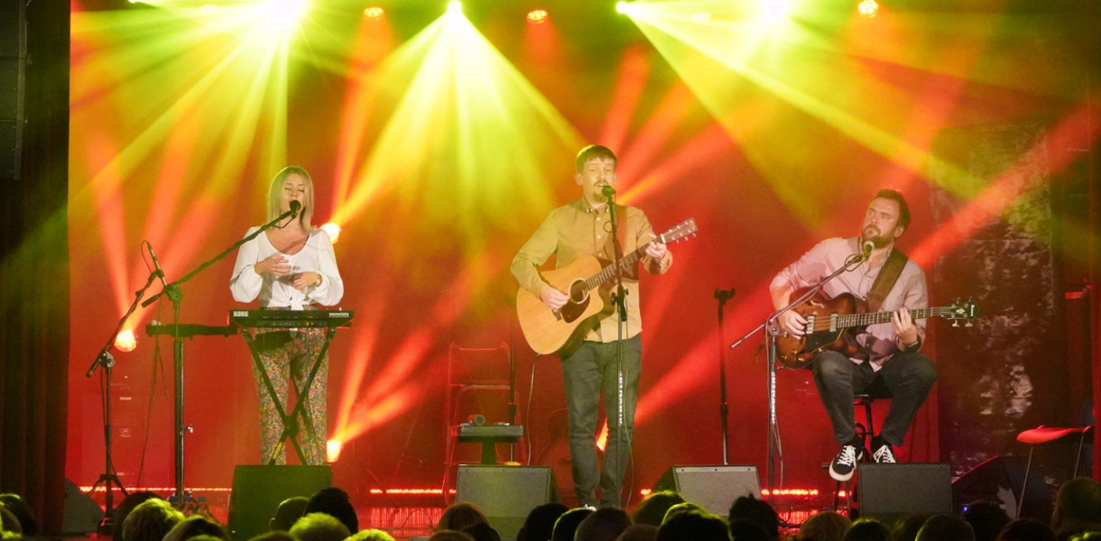 Na scenie w Raciążu zespół zespołu Cztery Pory Miłowania [fot.: Dawid Ziółkowski]