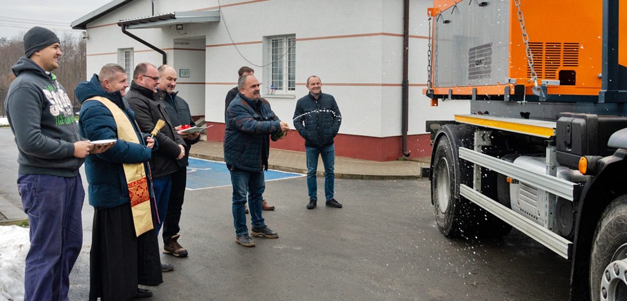 Nowy pojazd powitano szampanem [fot.: zbiory UMiG Czerwińsk nad Wisłą]