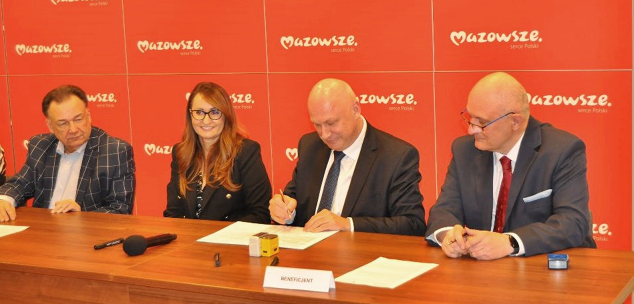 Paweł Obermeyer odebrał od marszałka symboliczny czek na 7 mln zł