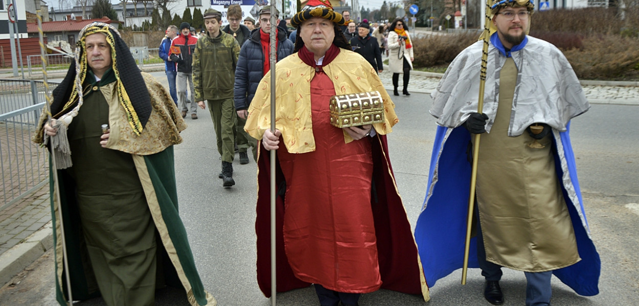 Trzej Królowie kroczyli na czele orszaku do kościoła Parafii pw. Św. Michała Archanioła w Płońsku [fot.: Redakcja]